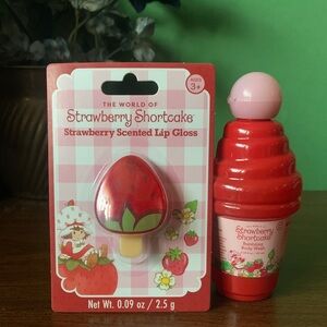 It’s bundle time! NWOT Strawberry Shortcake 2pc Beauty Set